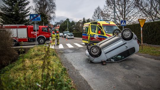 Gorlice. Kolizja i dachowanie na osiedlu Królów [AKTUALIZACJA]