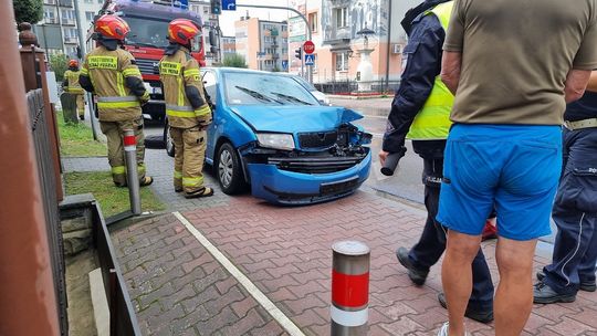 Rozbita skoda na skrzyżowaniu w Gorlicach strażacy policja