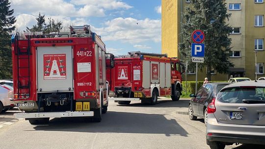 zdjęcie przedstawia wozy straży pożarnej na jezdni w tle bloki na ul. Kopernika w Gorlicach