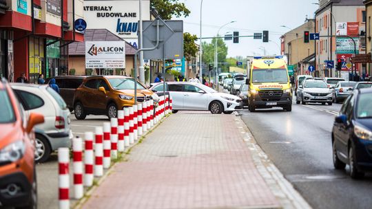 zdjęcie przedstawia samochód i policjata oraz karetkę ZRM na ulicy Kościuszki w Gorlicach