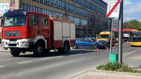 zdjęcie przedstawia samochód straży pożarnej na ulicy w mieście Gorlice