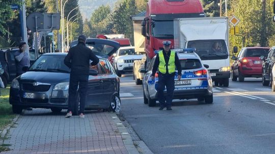 policjant idący wzdłuż radiowozu