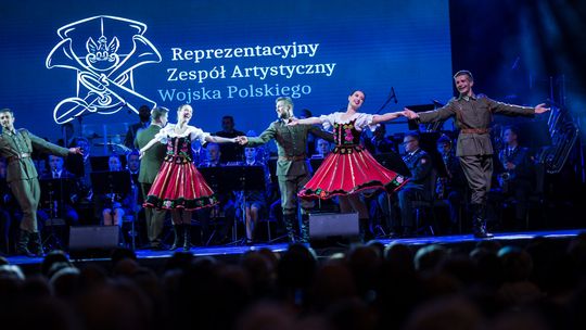 zdjęcie przedstawia artystów na scenie