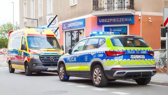 radiowóz i karetka stojąca na ulicy mickiewicza w gorlicach