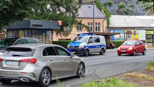 zdjęcie przedstawia radiowóz na sygnałach stojący na ulicy w mieście gorlice
