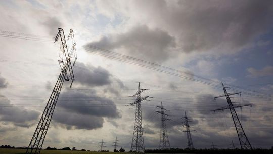 Gorlice na liście wyłączeń prądu. Sprawdź na jakich ulicach wyłączą energię elektryczną zdjęcie przedstawia słupy energetyczne