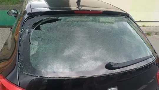 Gorlice. Nieznany sprawca wybił szybę w samochodzie, poszukiwani świadkowie