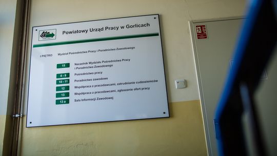 zdjęcie przedstawia tablicę ogłoszeniową w budynku
