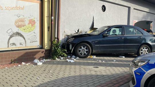zdjęcie przedstawia samochód który uderzył w elewację budynku