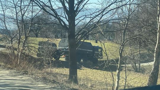 Gorlice. Patrol saperski zabrał pocisk z posesji. Neutralizacja w bezpiecznym miejscu [FOTO]