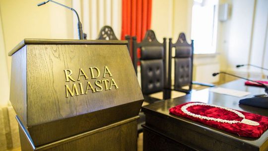 zdjęcie przedstawia pulpit na sali plenarnej urzędu miasta w Gorlicach