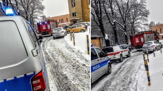 zdjęcie może przedstawiać policyjny radiowóz, wóz straży pożarnej przed budynkiem