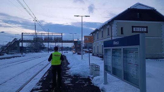Tory kolejowe w powiecie gorlickim pod szczególnym nadzorem zdjęcie przedstawia policjanta na dworcu kolejowym w Bieczu