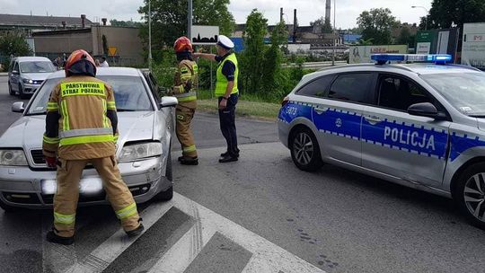 Gorlice. Policyjny pościg ulicami miasta. Pijany kierowca zatrzymał się na radiowozie [AKTUALIZACJA]