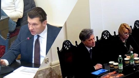 zdjęcie przedstawia mężczyznę pod krawatem