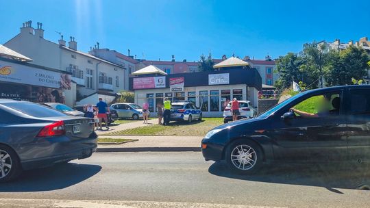 zdjęcie przedstawia samochody na jezdni, w oddali policja