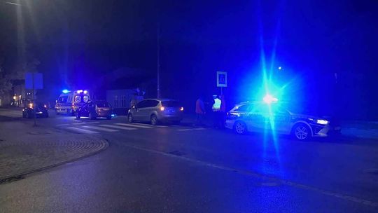 zdjęcie przedstawia policyjny radiowóz i samochody na przejściu dla pieszych w Gorlicach na ul. 11 listopada