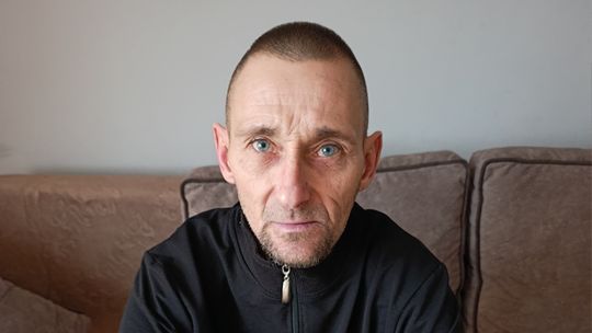 zdjęcie przedstawia chorego mężczyznę