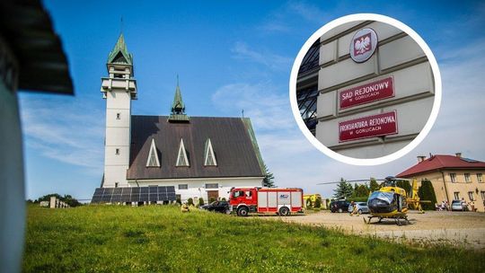 zdjęcie przedstawia kościół obok którego stoi helikopter, w kółku tablice na ścianie