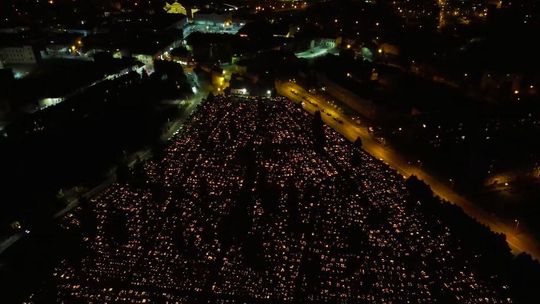 zdjęcie przedstawia cmentarz nocą sfilmowany z drona