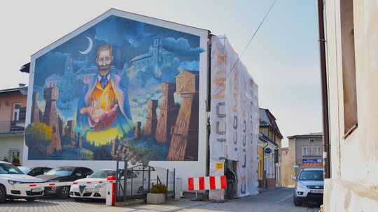 zdjęcie przedstawia budynek z kolorowym muralem na ścianie