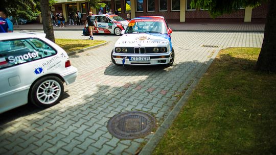 zdjęcie przedstawia samochody wyścigowe na drodze