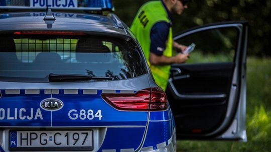 policjant wysiadający z radiowozu w Gorlicach