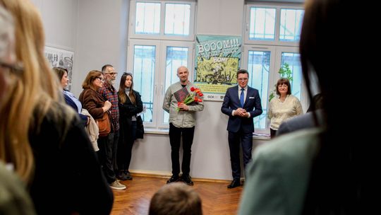 zdjęcie przedstawia grupę ludzi stojących w sali muzeum w Gorlicach