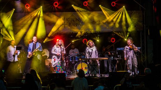 grupa muzyków na rozświetlonej scenie festiwalu 4 strony karpat w gorlicach