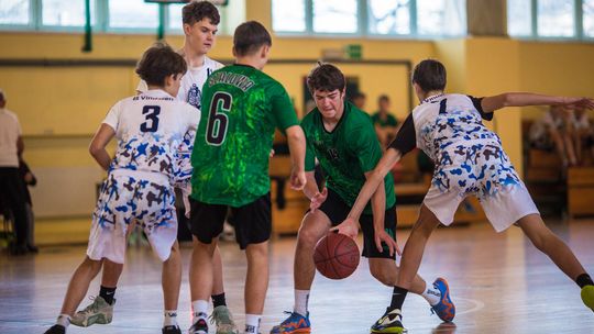 zdjęcie przedstawia koszykarzy na boisku