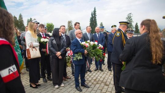 grupa ludzi z kwiatami