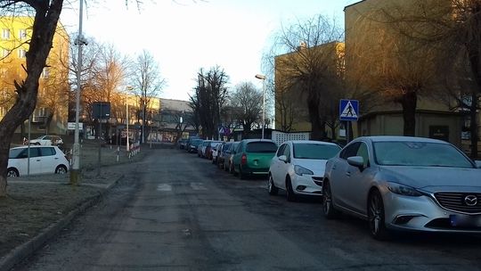 Gorlice, ul. Słoneczna: mieszkańcy nie mają gdzie parkować, zakaz im nie straszny [FOTO]