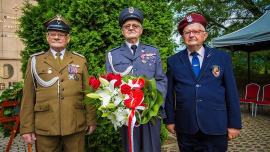 harcerze stojący pod pomnikiem bohaterów Ziemi Gorlickiej w czasie uroczystości 84. rocznicy wybuchu II wojny światowej