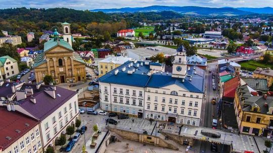 Zdjęcie przedstawia Rynek gorlicki z lotu ptaka