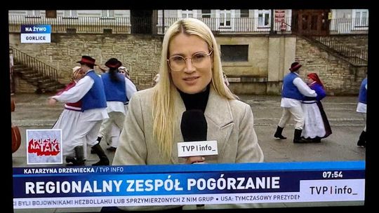 zdjęcie przedstawia telefon na którym wyświetlany jest obraz