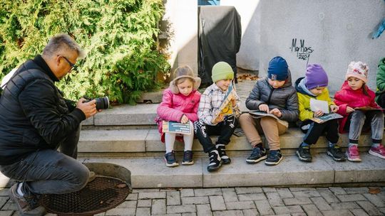 Gorlice w ogólnopolskim projekcie „Polska na TAK!” – relacje w TVP Info już w niedzielę Zdjęcie przedstawia dzieci