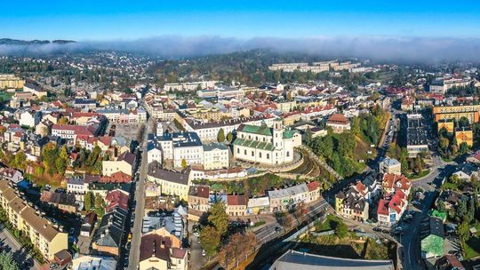 budynki w centrum miasta, widok z drona na Gorlice