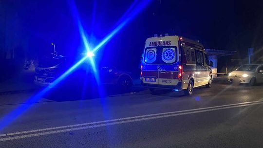 zdjęcie przedstawia karetkę i policyjny radiowóz
