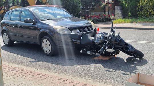 zdjęcie przedstawia samochód który uderzył w skuter