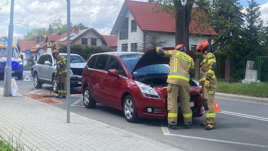 Zdjęcie przedstawia kolizje dwóch pojazdów