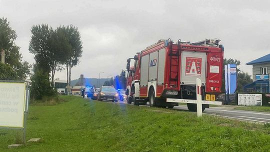 zdjęcie przedstawia samochód strażacki na jezdni