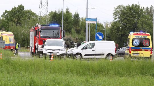 zdjęcie przedstawia uszkodzone pojazdy na środku jezdni w Gorlicach