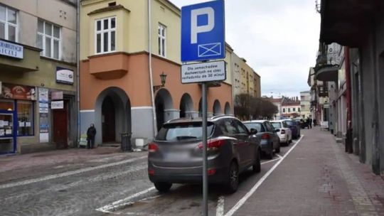 Samochody zaparkowane na ulicy 3 Maja w Gorlicach