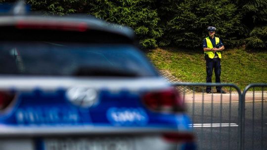 policjant obserwujący jezdnie