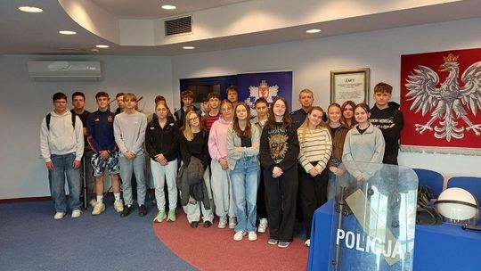 Zdjęcie przedstawia grupę uczniów na komisariacie policji