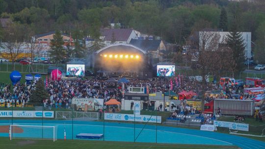 zdjęcie przedstawia widok z góry na stadion wypełniony ludźmi, przed nimi scena