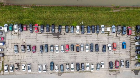 zdjęcie przedstawia widok z policyjnego drona na miasto Gorlice