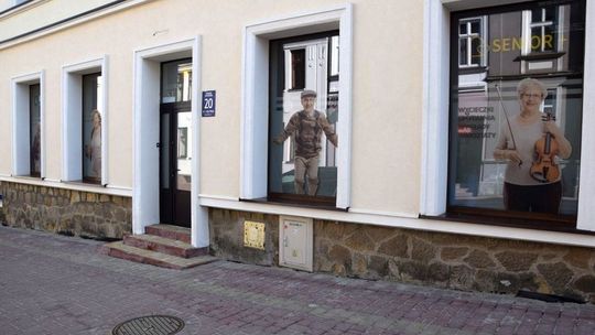 drzwi i okna budynku, gdzie mieści się klub seniora w Gorlicach