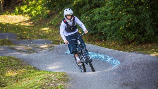 chłopak na rowerze w kasku jadący torem pumptrack w gorlicach