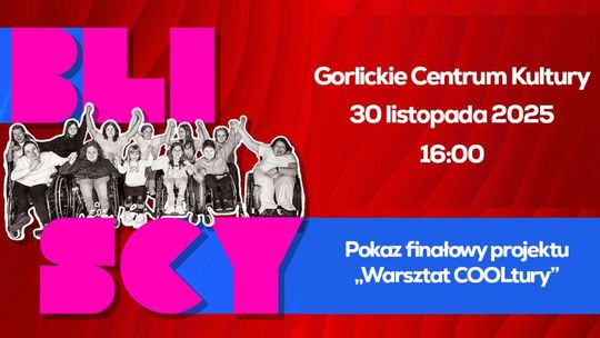 zdjęcie przedstawia dzieci na wózkach obok napisy